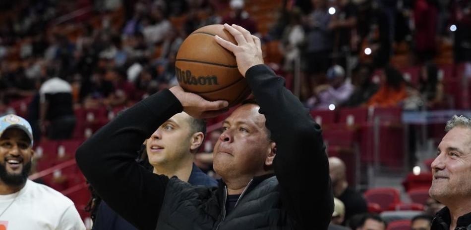 Alex RodrÍguez, dueño minoritario de los Timberwolves, apunta para tratar de encestar previo al inicio de la primera mitad del juego de baloncesto en contra del Heat.