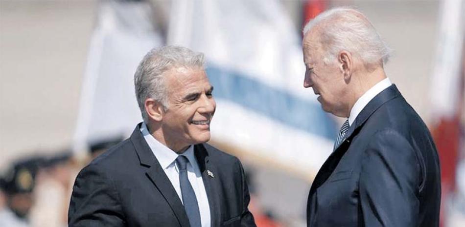 El primer ministro israelí, Yair Lapid, recibe al presidente Joe Biden en el aeropuerto Ben Gurion, ayer . AP