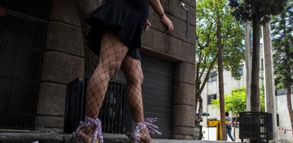 Paloma Paz, trabajadora sexual transexual, camina por una calle de Ciudad de México, el 8 de julio de 2022. Foto: Claudio Cruz/AFP.