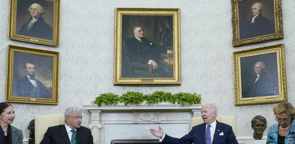 El presidente Joe Biden, segundo desde la derecha, se reúne con el presidente de México, Andrés Manuel López Obrador, segundo desde la izquierda, en la Oficina Oval de la Casa Blanca en Washington, el martes 12 de julio de 2022. (Foto AP/Susan Walsh)