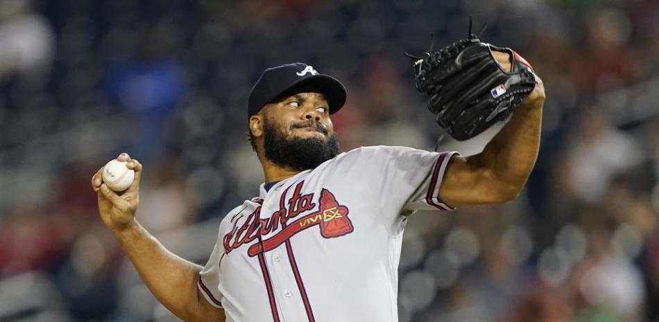 El relevista Kenley Jansen, de los Bravos de Atlanta, lanza en la novena entrada contra los Nacionales de Washington, en Washington.