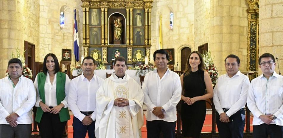 Suny Canchari, Lizzie González, Carlos Butrón, reverendo Nelson Clark, Arturo Marroquín, Lorena Gutiérrez, Mario Medina y Ubaldo Dedios.