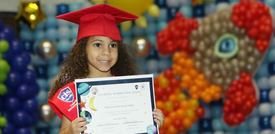 Maria Valentina Garcia Valdez se graduo de Kindergarden