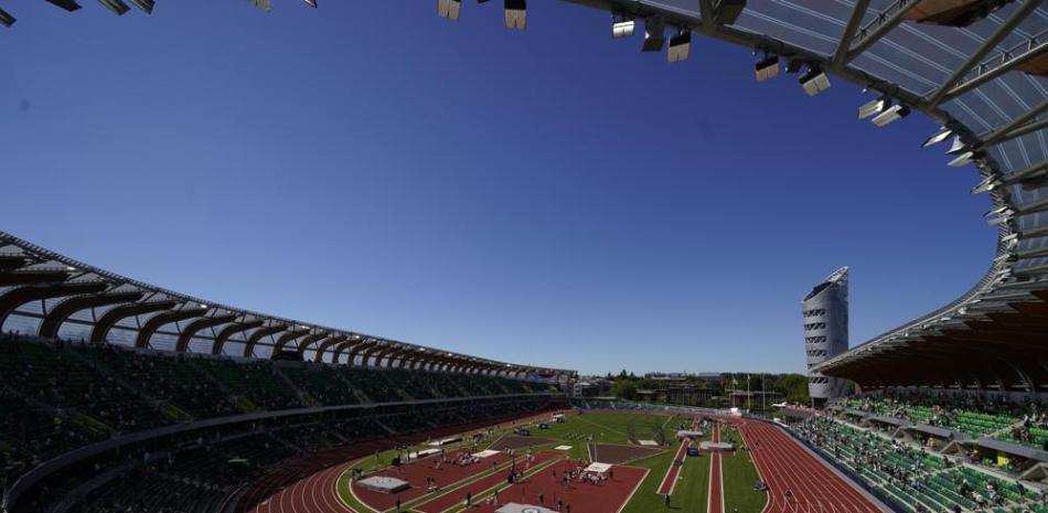 Los atletas compiten durante el salto de altura para el decatlón en las eliminatorias estadounidenses de atletismo, en Eugene, Oregon.