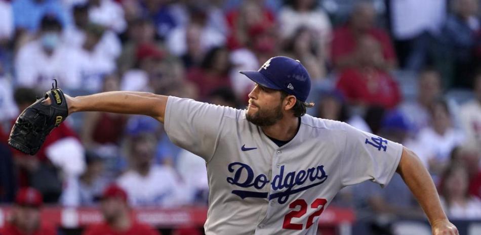 El abridor de los Dodgers de Los Ángeles Clayton Kershaw lanza en el segundo inning de un partido contra los Angelinos de Los Ángeles.