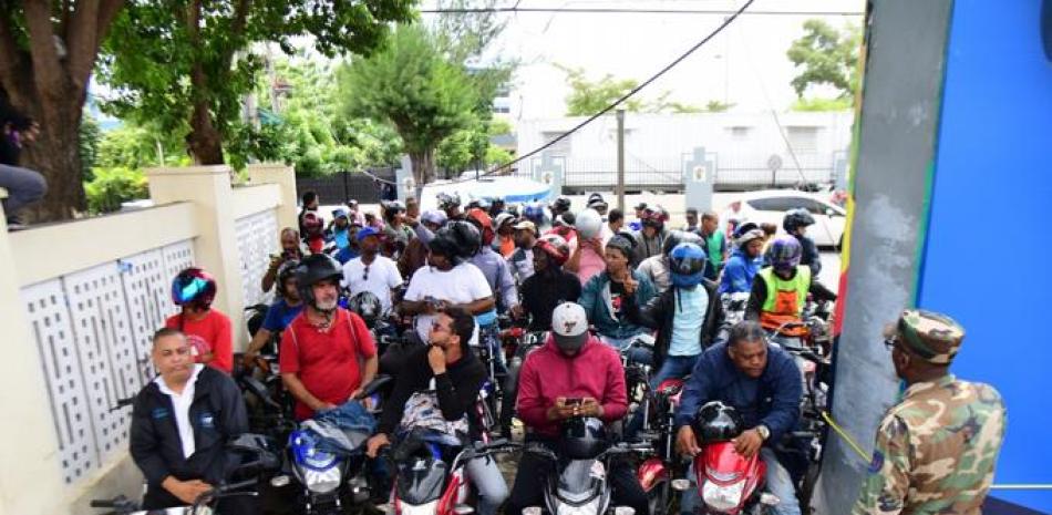 Motociclitas frente a Intrant esperando para ser regulados.
