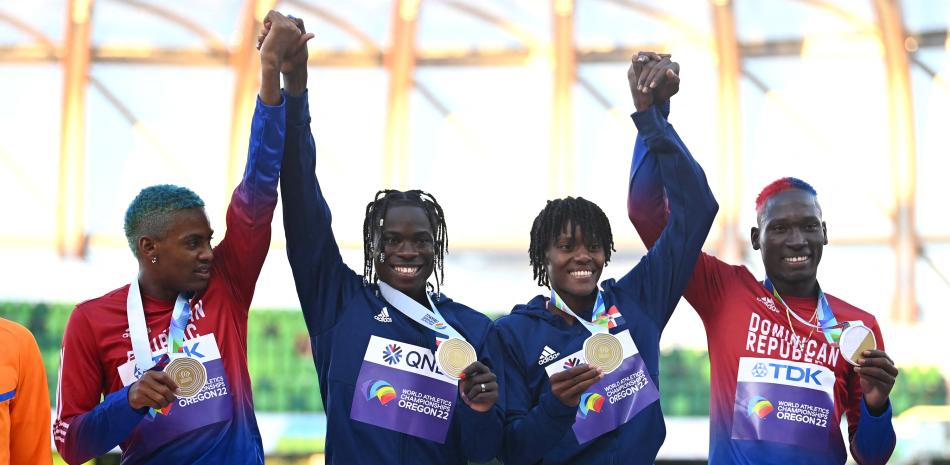 Integrantes del relevo mixto de 4X400 de República Dominicana que se coronó campeón en el Mundial de Atletismo.