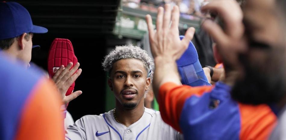 Francisco Lindor, de los Mets de Nueva York, celebra con sus compañeros después de anotar con un doble productor de una carrera de Pete Alonso contra los Cachorros.