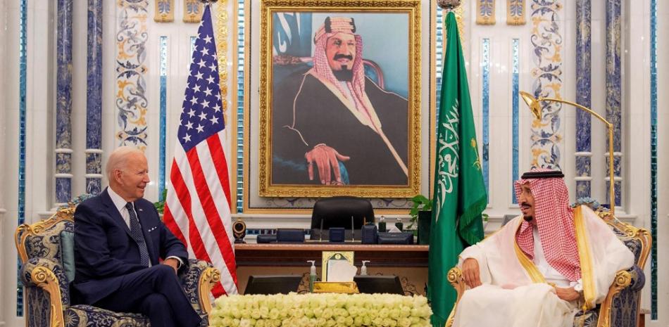 El rey de Arabia Saudí, Salman bin Abdulaziz, recibiendo al presidente de Estados Unidos, Joe Biden, en el Palacio de al-Salman en la ciudad costera del Mar Rojo, Jeddah, el 15 de julio de 2022. Foto: SPA/AFP.