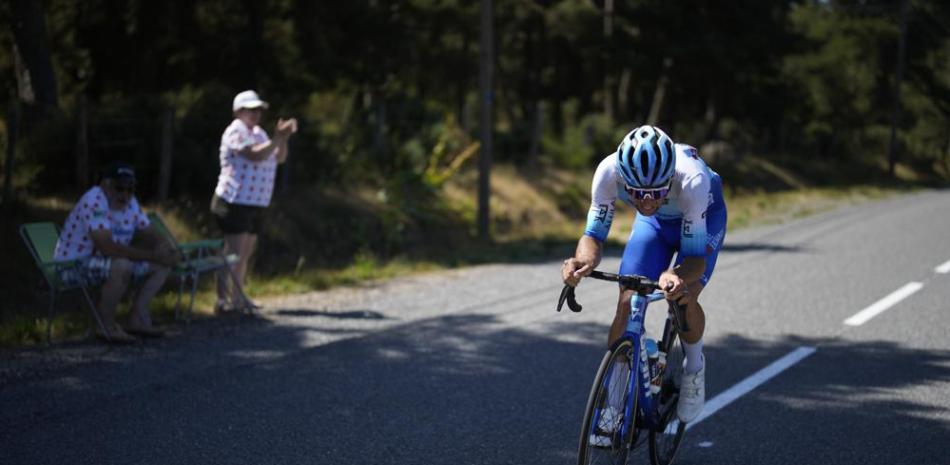 El australiano Michael Matthews corre a la cabeza de los fugados en la 14ta etapa de la Tour de Francia, de 192,5 kilómetros (119,6 millas) de Saint-Etienne a Mende.