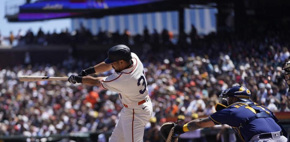 LaMonte Wade Jr., de los Gigantes, dispara un jonrón ante Milwaukee.