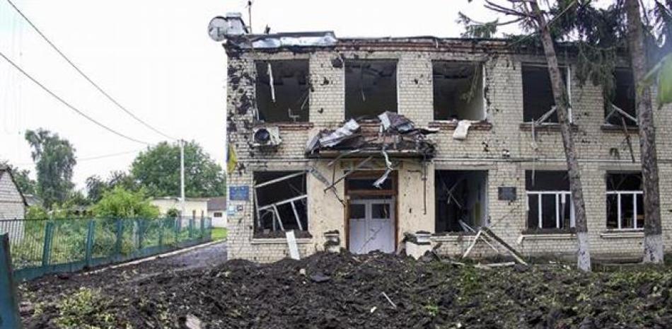 Un agujero de bombardeo cerca de una escuela después de un ataque con misiles en Chuhuiv, zona de Kharkiv, Ucrania, 16 de julio de 2022. Foto: Sergey Kozlov/EFE.