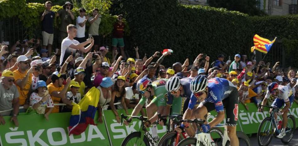 Jasper Philipsen cruza la meta primero para ganar la etapa 15 del Tour de Francia.