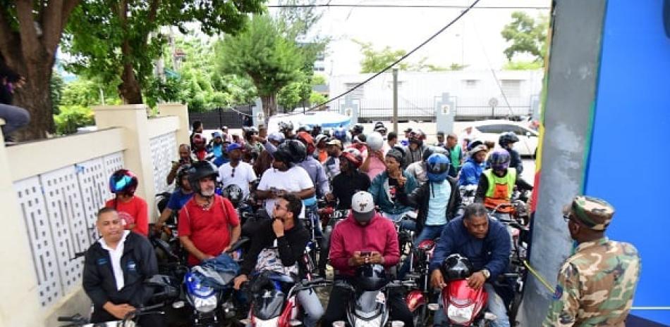 Regulación motociclistas en Intrant. Fotos: Raul Asencio.