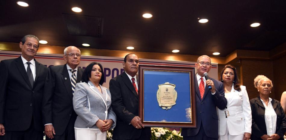 Miguel Franjul recibe reconocimiento de Wilson Gómez. José Alberto Maldonado /LD