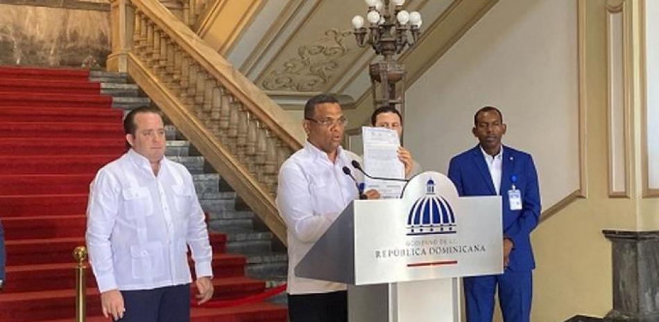 Ministro administrativo de la Presidencia, José Ignacio Paliza, recibiendo los títulos de propiedad del Palacio Nacional. Fotos: Listín Diario.