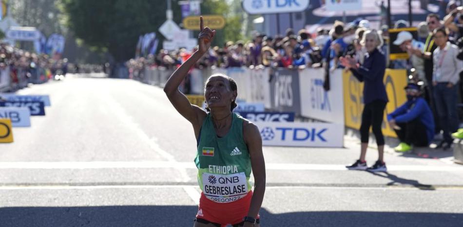 La etíope Gotytom Gebreslase festeja luego de ganar el maratón del Mundial de atletismo, en Eugene, Oregon.