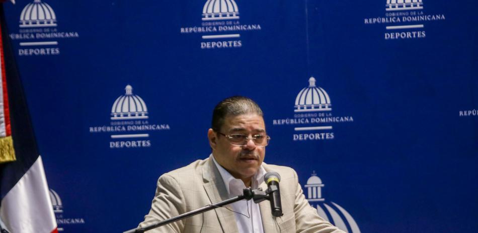 El ministro de Deportes, Francisco Camacho emite sus consideraciones durante la rueda de prensa en el auditorio del Pabellón de la Fama.