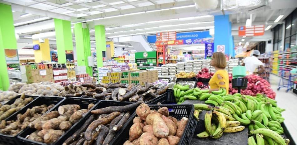 La unidad de plátanos se vende en el Supermercado a RD$20 el maduro y a RD$19.00 el verde, la libra de yuca a RD$24.95, mientras que el mercado Nuevo se vende a RD$15.00. Raúl Asencio / LD.
