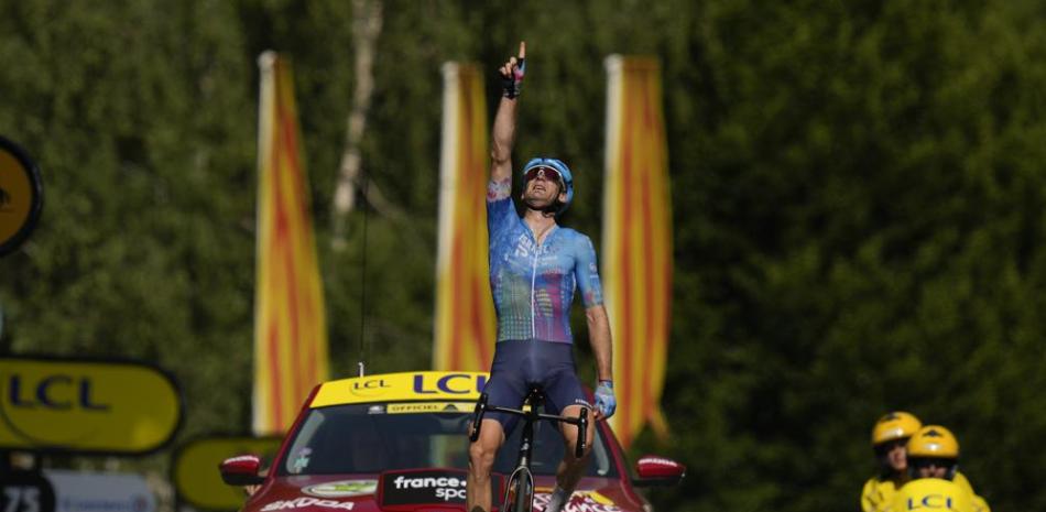 Hugo Houle apunta al cielo al ganar la 16ta etapa del Tour de Francia, el martes en Foix.