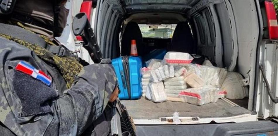 Agente antinarcótico custodiando el decomiso de los 81 paquetes de presumible cocaína en La Altagracia. Fotos. Dirección Nacional de Control de Drogas (DNCD)