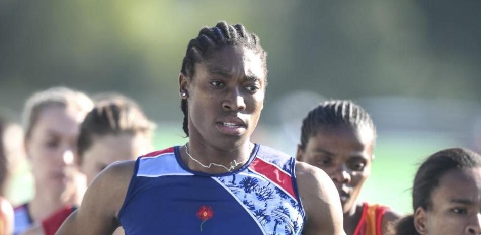 La corredora Caster Semenya participa en la carrera de 5.000 metros que ganó en el campeonato nacional sudafricano en Pretoria, Sudáfrica, el jueves 15 de abril de 2021.