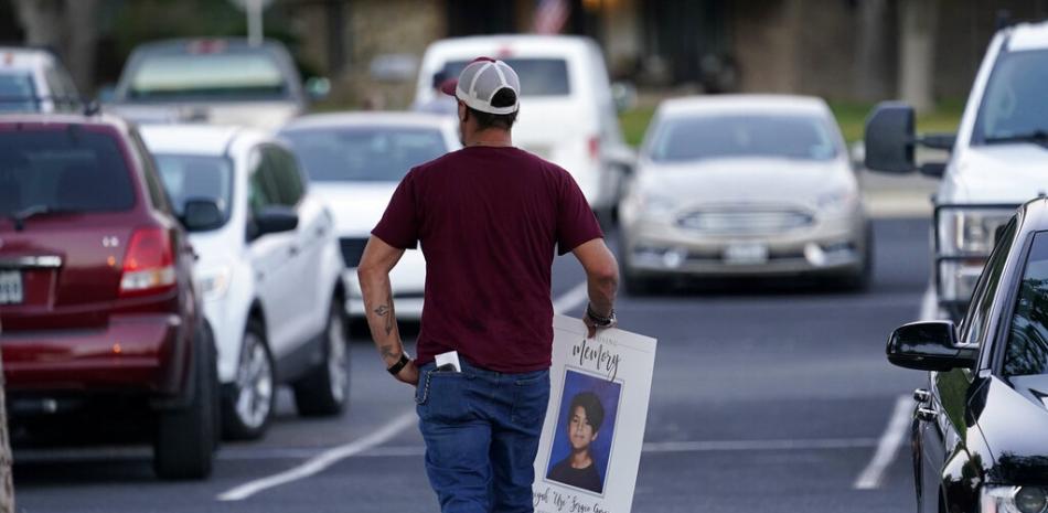 Familiares de las víctimas de la masacre en Texas. Foto AP.