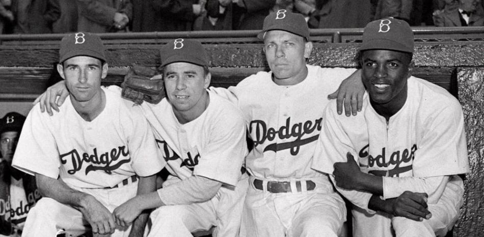 Foto del 15 de abril de 1947, el tercera base John Jorgensen, el campocorto Pee Wee Reese, el segunda base Ed Shankly y el primera base Jackie Robinson.