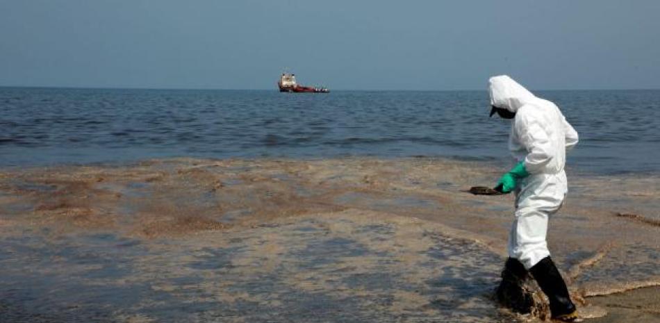 Derrame petrolero en las costas de Perú. Foto: Archivo / EFE