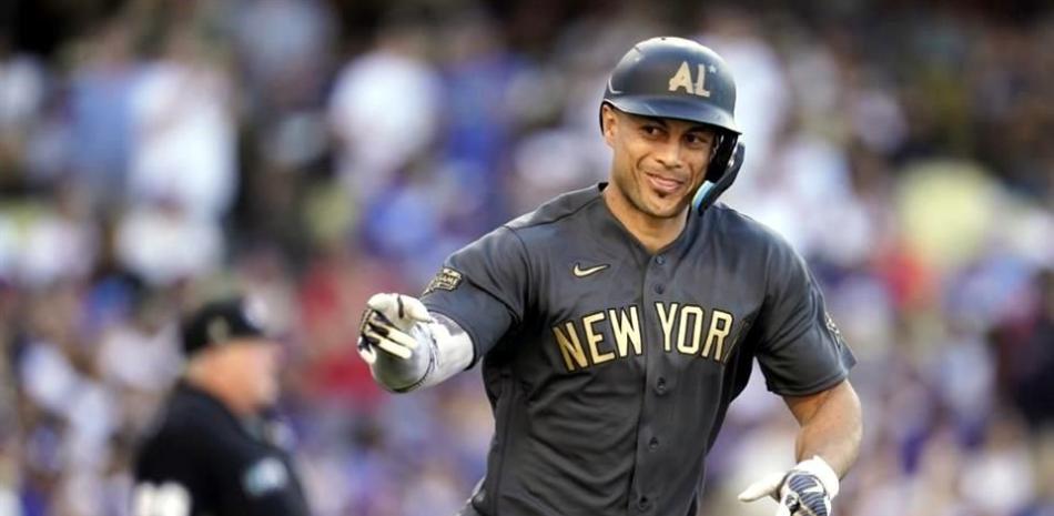 Giancarlo Stanton muestra su felicidad mientras recorre las bases luego de disparar un jonrón de dos vueltas