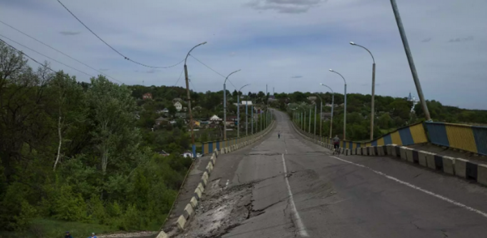 Carretera destruida en Járkov, Ucrania. Foto: Europa press.