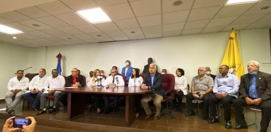 El doctor Senén Caba, presidente del gremio médico, pidió detener la cancelación de personal para evitar mayor deterioro de los servicios de salud en los hospitales públicos.