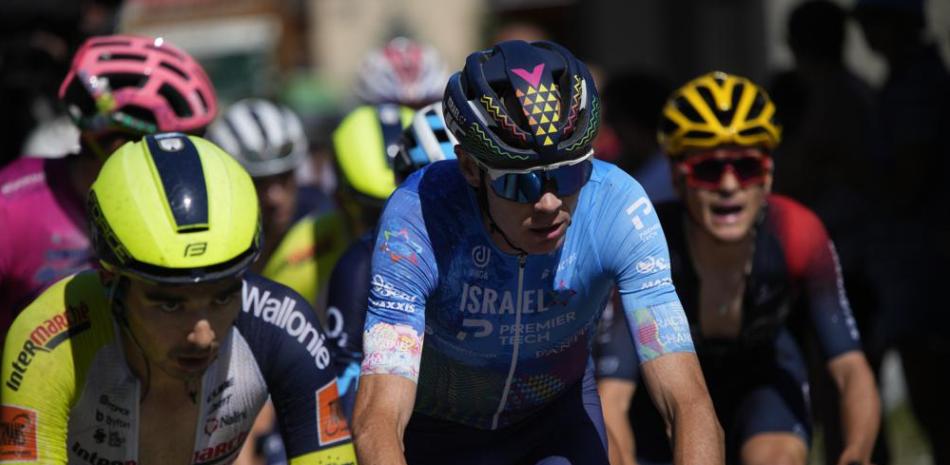 Chris Froome, centro, lidera un pelotón en la 12da etapa del Tour de Francia, un tramo de 165,5 kilómetros (102,8 millas) de Briancon a Alpe d'Huez, Francia.