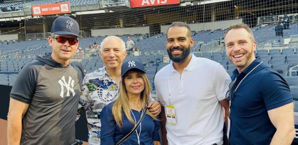 El manager de los Yankees de Nueva York, Aaron Bonne, comparte con el doctor Ramón Tallaj, Inés Hernández; Alex Damirón y Dean Carilli, a quienes felicitó.