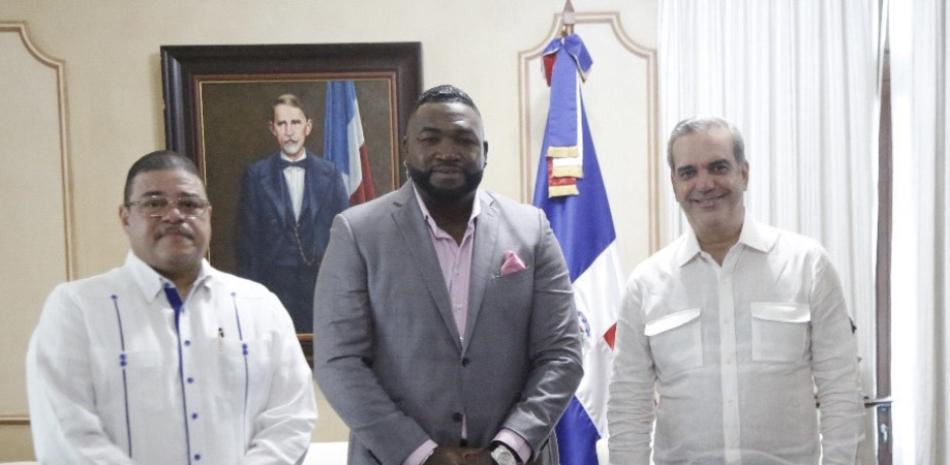 David Ortiz junto al presidente Luis Abinader y el ministro de deportes, Francisco Camacho.