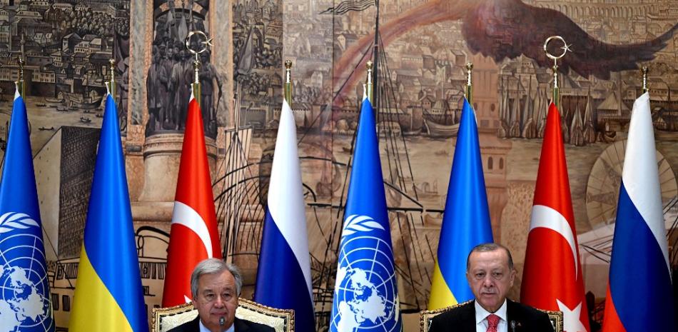 El secretario general de la ONU, Antonio Guterres (izquierda), y el presidente turco, Recep Tayyip Erdogan (derecha), se sientan al comienzo de la ceremonia de firma de una iniciativa sobre el transporte seguro de cereales y alimentos desde los puertos ucranianos, en Estambul