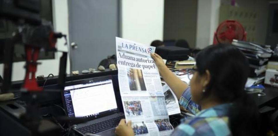 Una periodista sostiene una copia del diario independiente La Prensa en Managua, Nicaragua, el viernes 7 de febrero de 2020.   AP