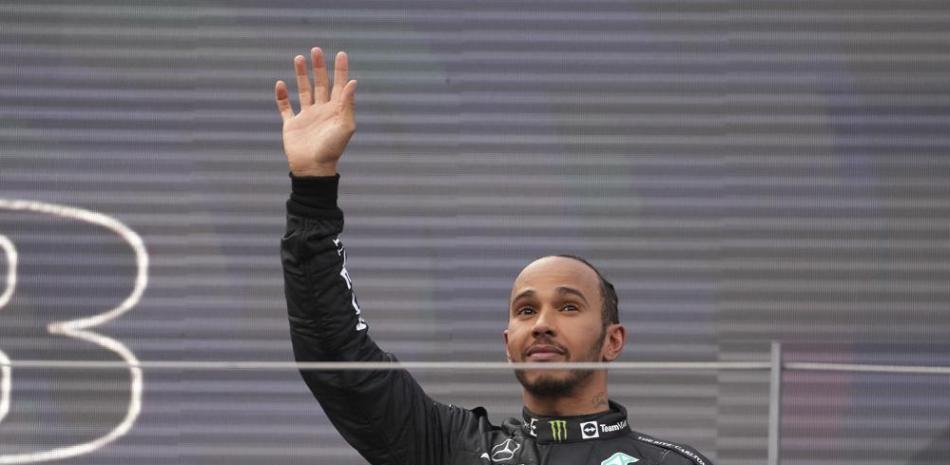 Lewis Hamilton, de Mercedes, celebra desde el podio tras terminar en el tercer lugar en el GP de Austria de la F1, en el circuito Red Bull de Spielberg, Austria.