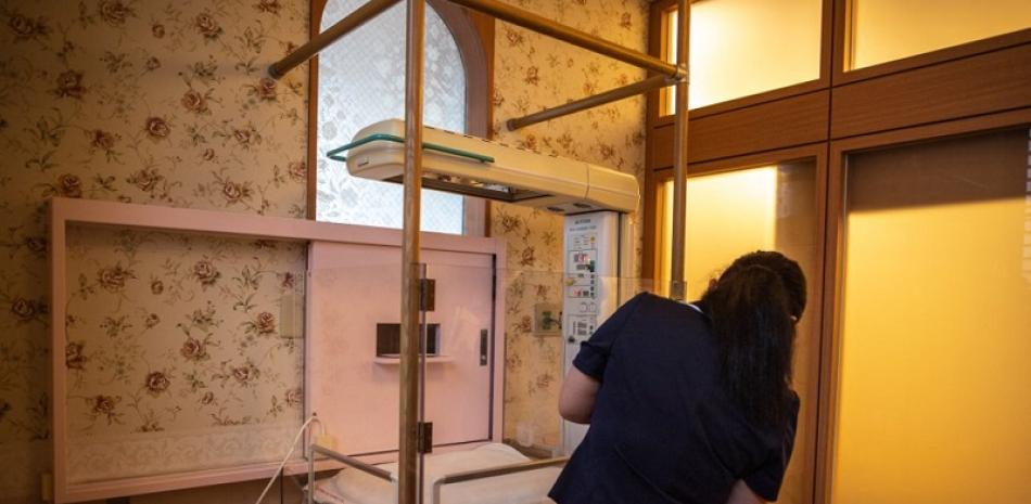 En esta imagen tomada el 10 de junio de 2022, un miembro del personal muestra la sala de nacimientos de bebés en el hospital Jikei en Kumamoto. Cuando suena la alarma en el hospital Jikei, en el sur de Japón, las enfermeras bajan corriendo una escalera de caracol. Su misión: rescatar a un bebé que quedó en el único buzón para bebés del país. PHILIP FONG / AFP