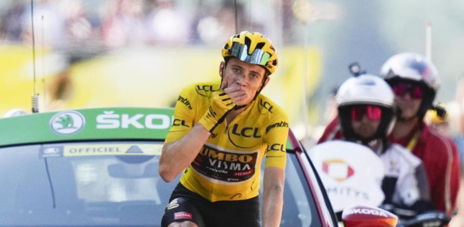 Jonas Vingegaard festeja al conquistar la 18va etapa del Tour de Francia, de Lourdes a Hautacam, Francia.