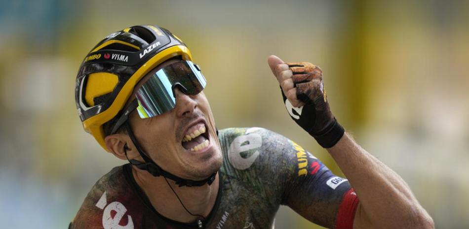 El francés Christophe Laporte festeja al cruzar la meta para ganar la 19na etapa del Tour de Francia, en Cahors, Francia.