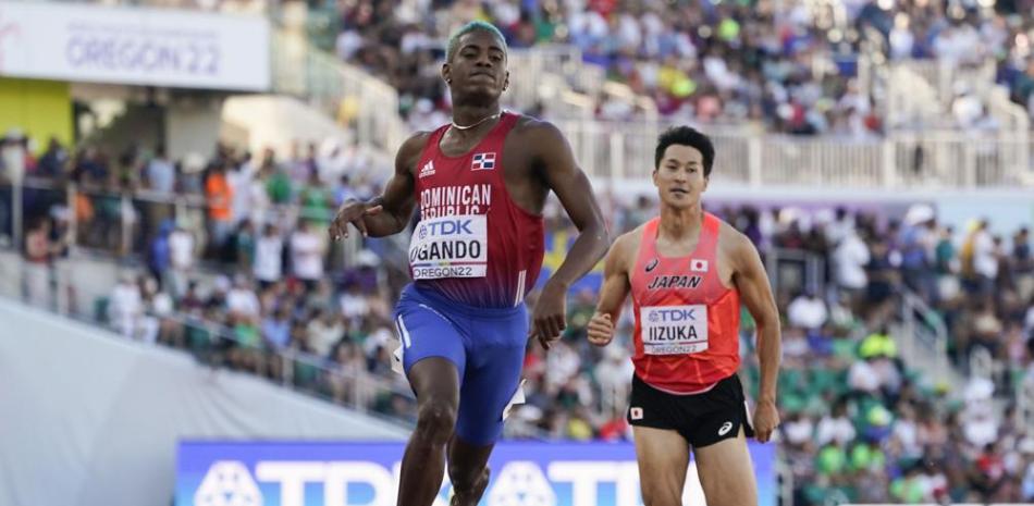 El dominicano Alexander Ogando corre en las semifinales de los 200 metros durante el Mundial de atletismo en Eugene, Oregon.