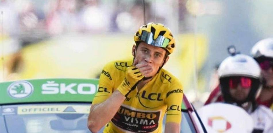 Jonas Vingegaard lanza un beso luego de ver cumplido realidad el ganar el Tour de Francia