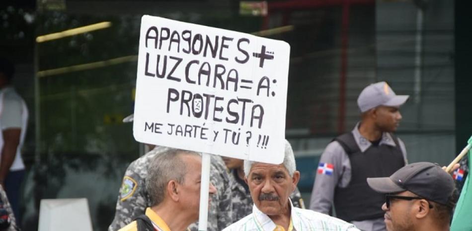 Manifestantes frente a Edesur. Foto. Leonel Matos / LD