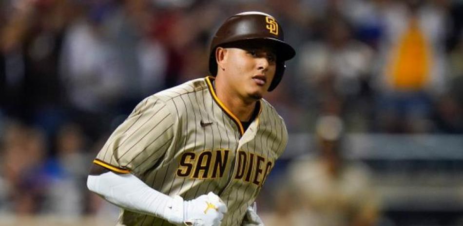 Manny Machado luego de disparar su jonrón que definió la victoria de los Padres