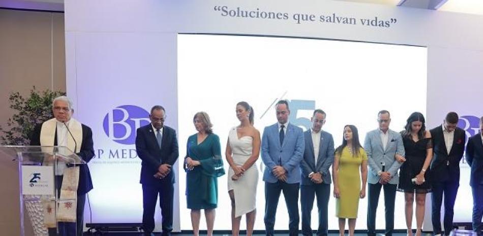 Blas Bonilla y Yovanne de Bonilla junto a sus hijos y parte de sus nietos mientras reciben la bendición de monseñor Francisco Ozoria, arzobispo metropolitano de Santo Domingo.