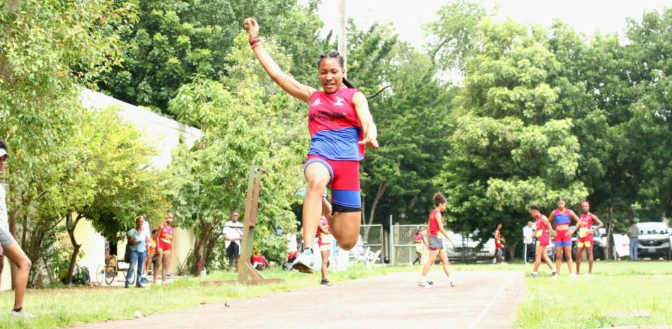 Acción en la prueba de salto largo en las clasificatorias del torneo de atletismo del Instituto Nacional de Educación Física.