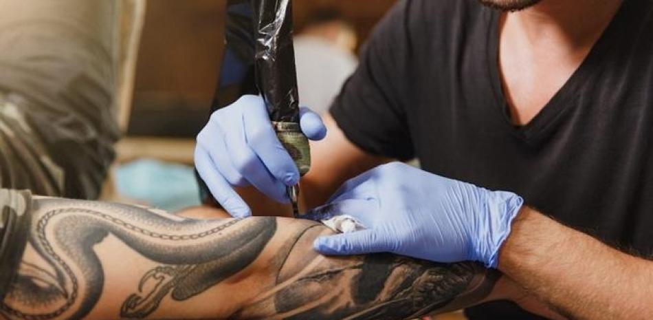 En los centros de tatuajes se usan microagujas para hacer heridas a nivel de la dermis media. Archivo /LD
