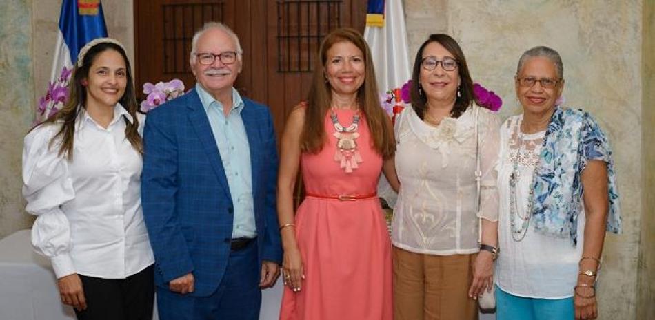 Alma Vasquez, Wlly Pérez, Silvia Araujo, Lidia Martínez de Macarrulla Y Francia Esquea.