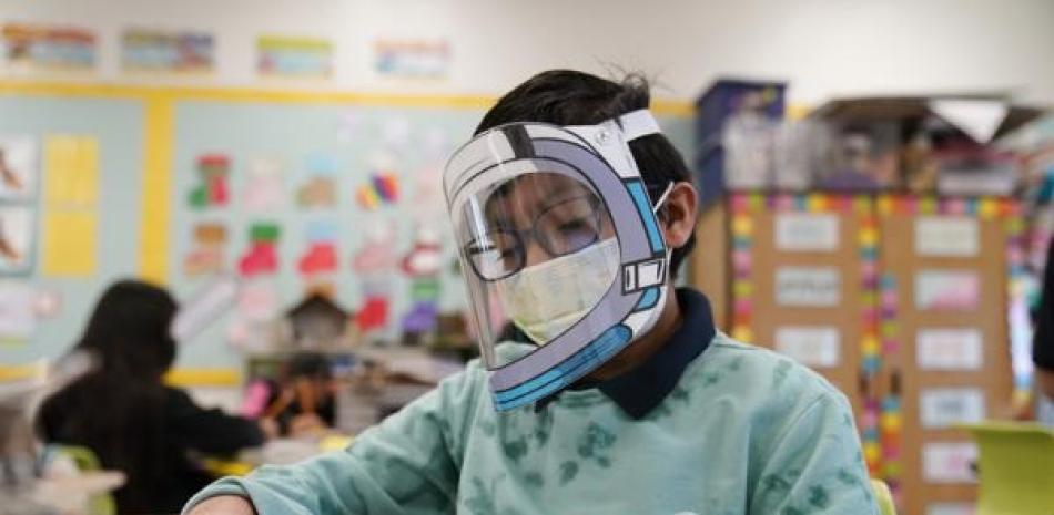 Un estudiante con máscara en una escuela de Lynwood, California, el 12 de enero del 2022. AP